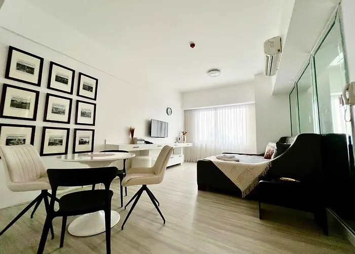Suzi Bgc With Sauna, Gym, Netflix, Pool & High Speed Internet * Manila