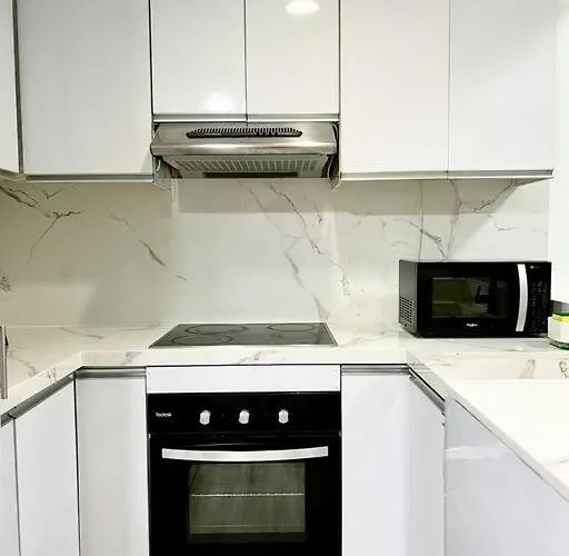 Apartment Suzi Bgc With Sauna, Gym, Netflix, Pool & High Speed Internet *