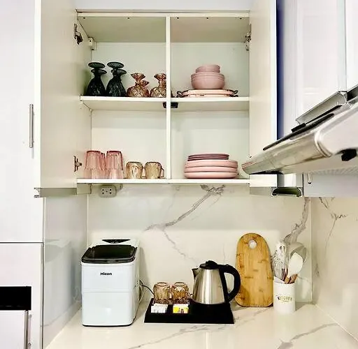 Suzi Bgc With Sauna, Gym, Netflix, Pool & High Speed Internet Apartment *