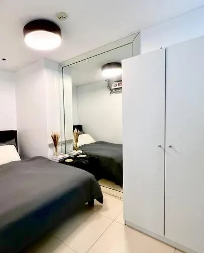 Suzi Bgc With Sauna, Gym, Netflix, Pool & High Speed Internet Apartment Manila