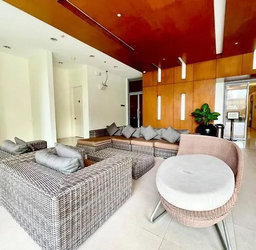 Suzi Bgc With Sauna, Gym, Netflix, Pool & High Speed Internet