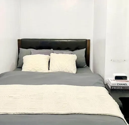 Suzi Bgc With Sauna, Gym, Netflix, Pool & High Speed Internet Apartment *