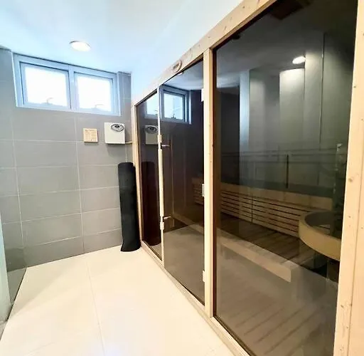 Apartment Suzi Bgc With Sauna, Gym, Netflix, Pool & High Speed Internet