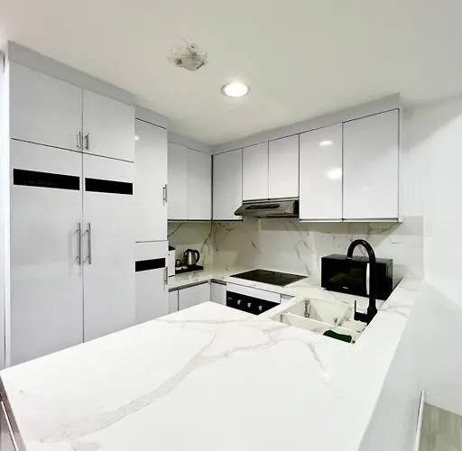 Suzi Bgc With Sauna, Gym, Netflix, Pool & High Speed Internet Apartment Manila
