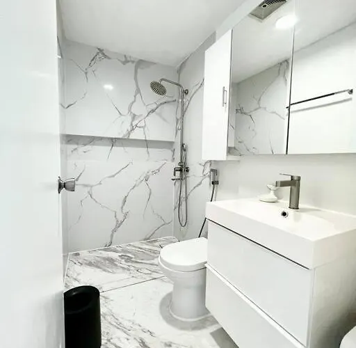 Apartment Suzi Bgc With Sauna, Gym, Netflix, Pool & High Speed Internet *