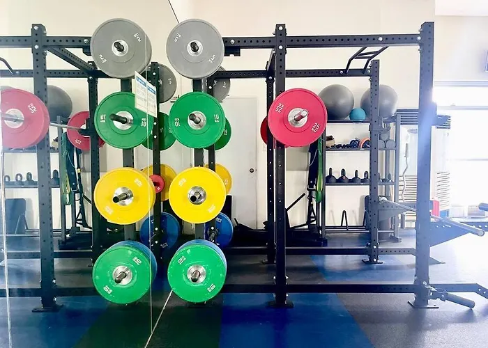 Suzi Bgc With Sauna, Gym, Netflix, Pool & High Speed Internet