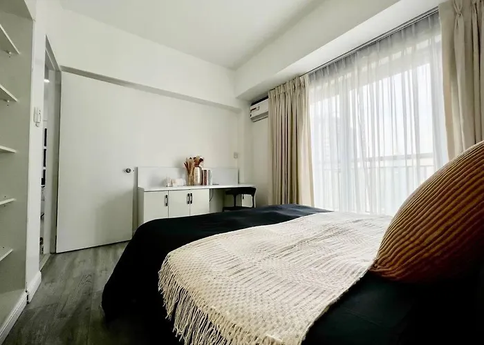 Suzi Bgc With Sauna, Gym, Netflix, Pool & High Speed Internet